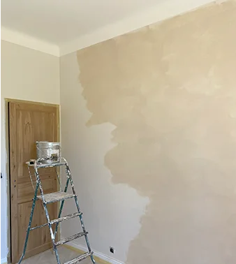 Altmeyer-peinture-illu4 Photos des avancements des travaux d'un mur à la chaux marron clair, une réalisation d'Altmeyer dans le sud de la France, apportant une touche naturelle et chaleureuse.
