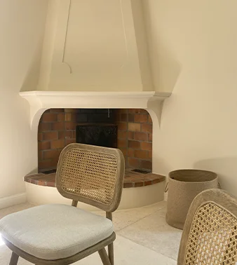 Peinture intérieure de cheminée, réalisée par Jérémy, pour créer une harmonie parfaite en fonction de la lumière, du volume et de l'usage des lieux.