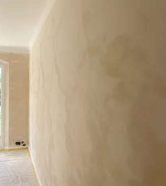 Transformation des murs en chaux, un matériau naturel et respirant, créant une atmosphère élégante et intemporelle, où chaque surface et texture raconte une histoire.