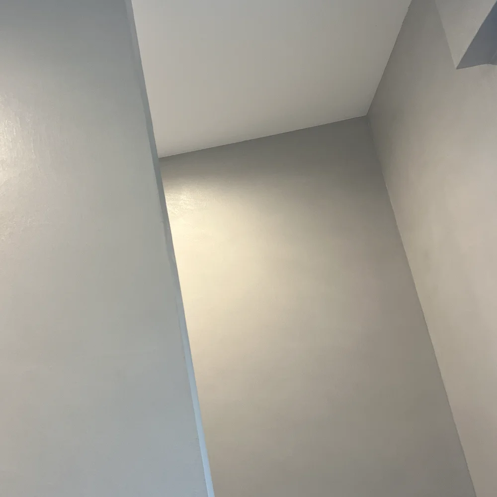 Mur en béton ciré par Altmeyer dans le Var, une finition moderne et esthétique qui valorise l'espace.