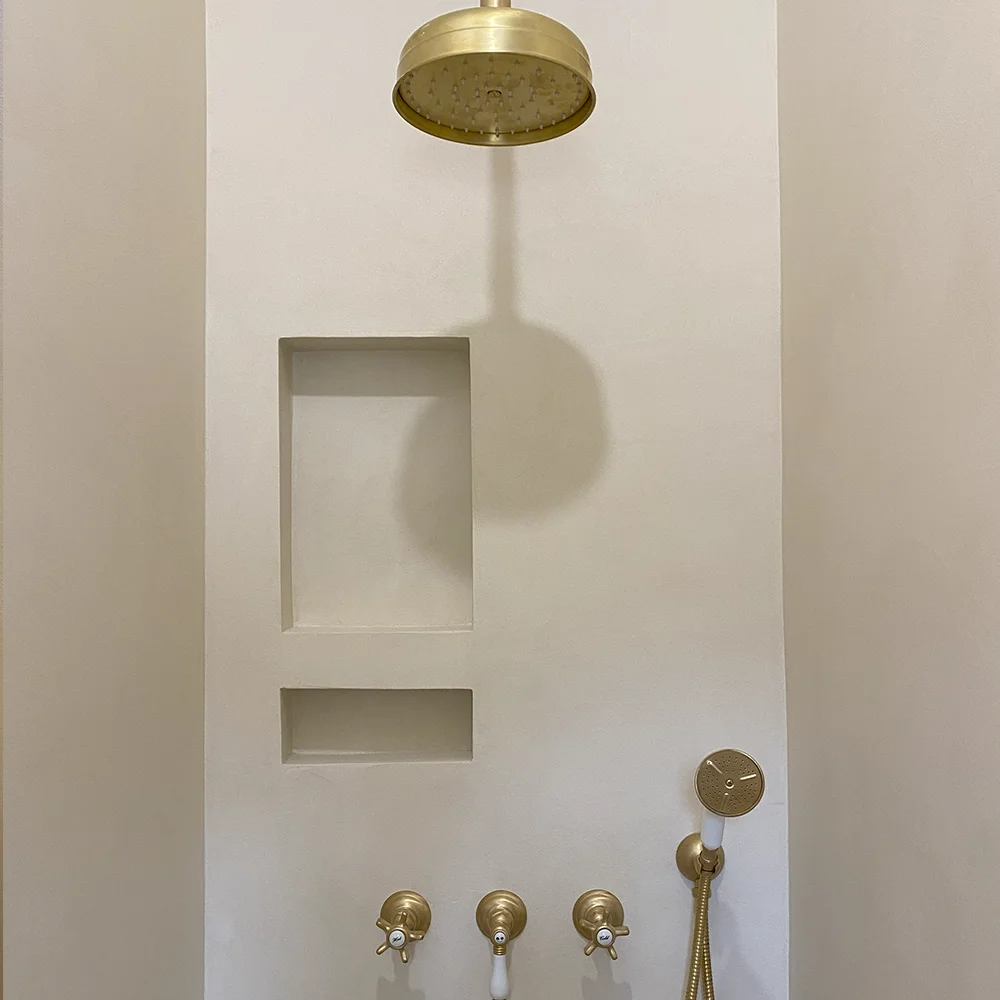 Douche sur mesure en béton ciré couleur crème avec murs en béton ciré, création d'Altmeyer pour une finition élégante et durable.