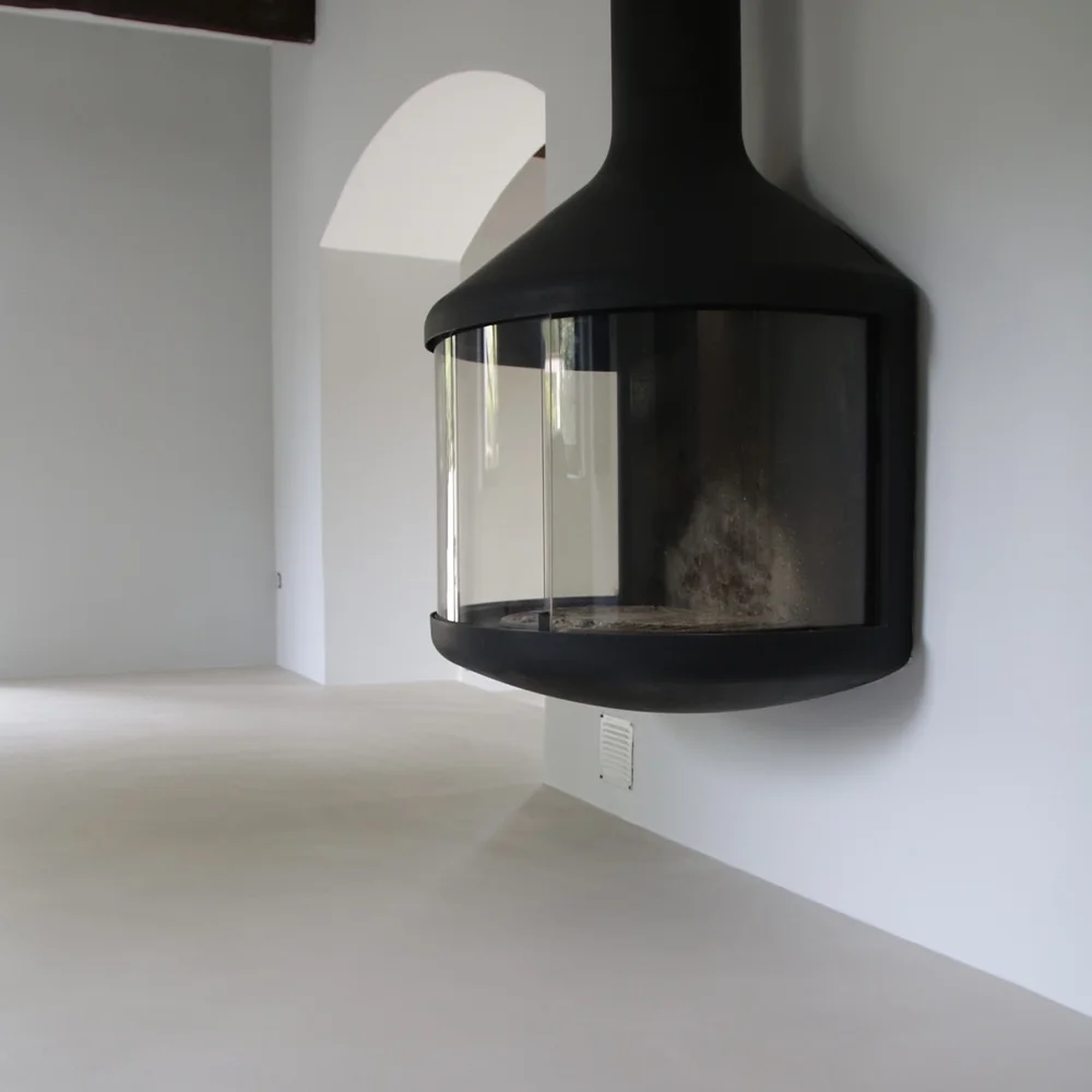 Réalisation de sol en béton ciré par Altmeyer dans le sud de la France, garantissant un rendu final robuste et durable.