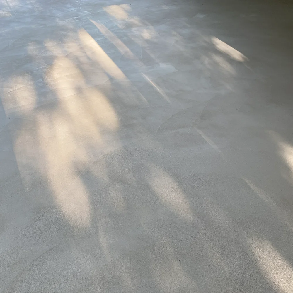 Béton ciré sur sol, proposé par Jérémy Altmeyer pour transformer vos surfaces avec une finition moderne et minimaliste, sur mesure.