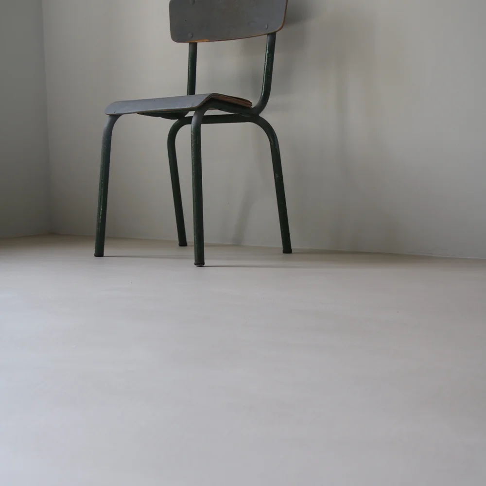 Sol et mur en béton ciré gris, réalisé par Altmeyer avec le béton ciré de Marius Aurenti dans le sud de la France, garantissant une application durable et de qualité