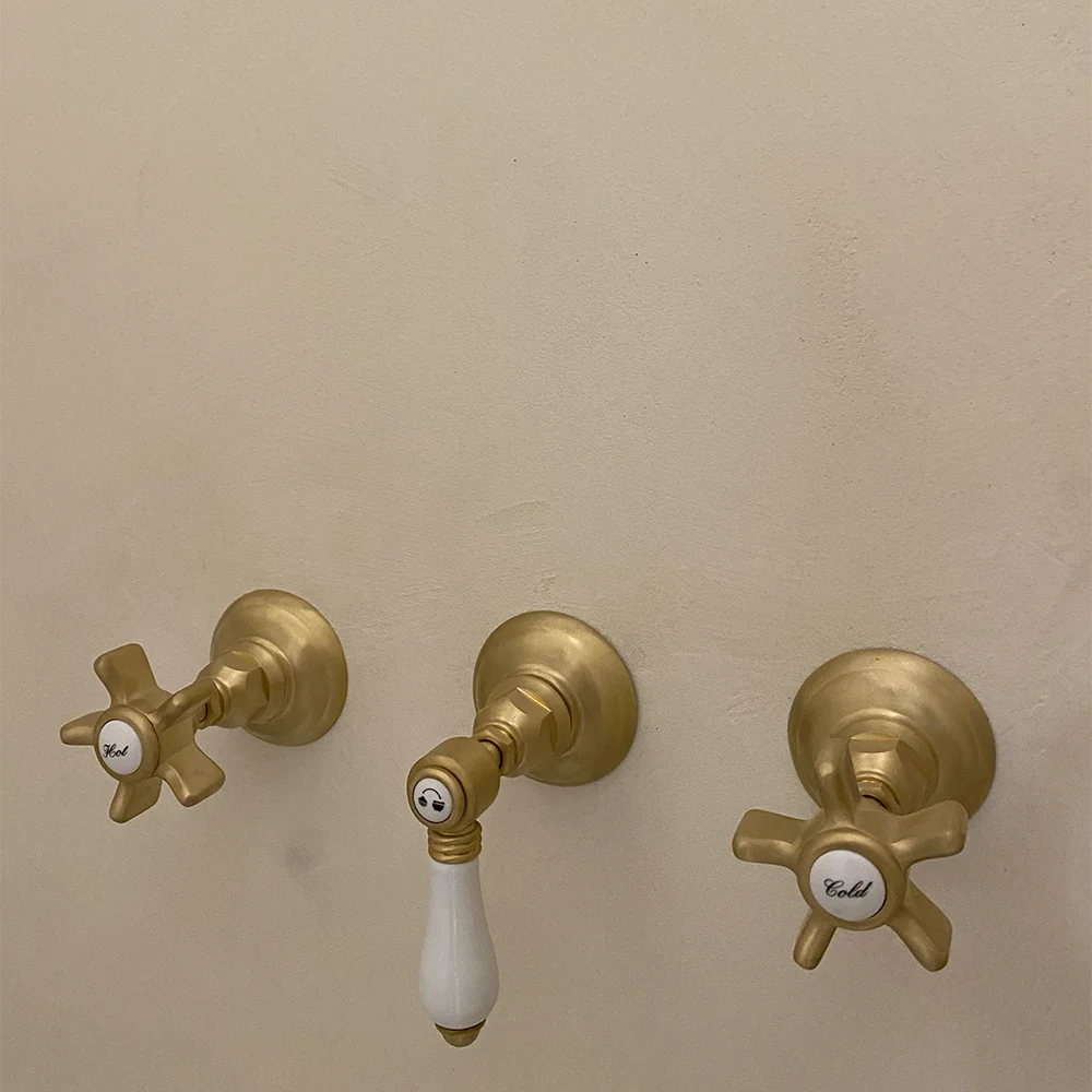 altmeyer-2024-realisations-beton cire-28 Gros zoom sur la douche sur mesure en béton ciré couleur crème avec murs en béton ciré, création d'Altmeyer pour une finition élégante et durable.