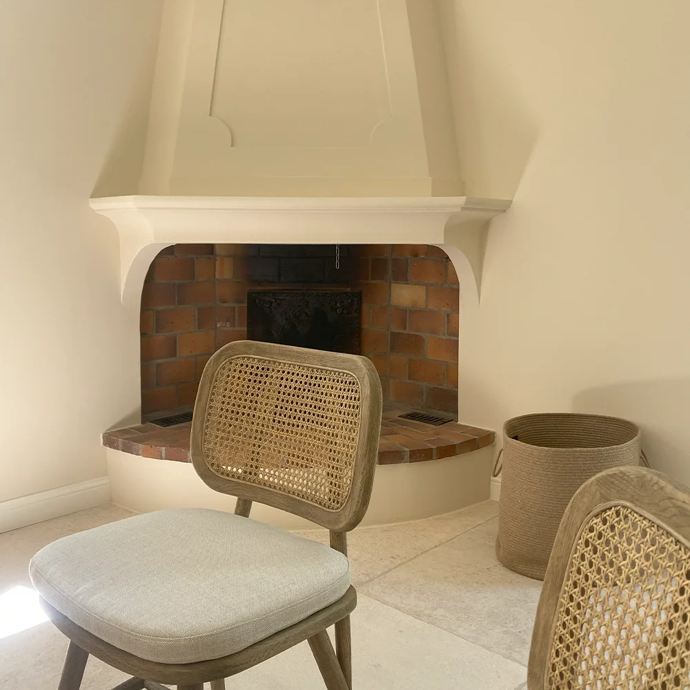 altmeyer-2024-realisations-peinture-3 Peinture intérieure de cheminée, réalisée par Jérémy, pour créer une harmonie parfaite en fonction de la lumière, du volume et de l'usage des lieux.