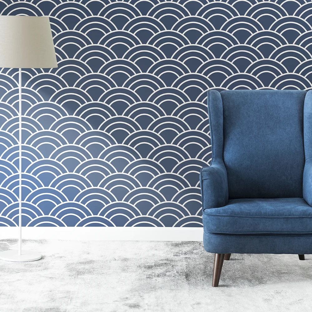 Décoration murale en bleu foncé et blanc avec arabesques symétriques, créant un contraste visuel sophistiqué et une ambiance raffinée.