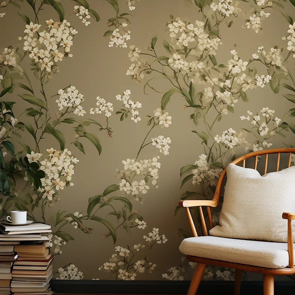 Revêtement fleuri vert, marron et blanc sur un mur décoré, réalisé par Altmeyer dans le Var, apportant une touche fraîche et originale à l'espace.