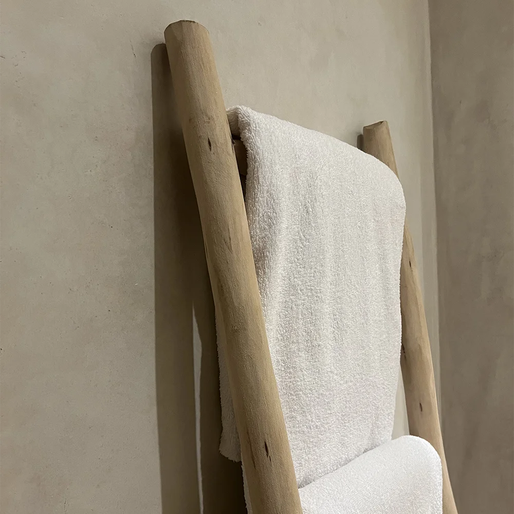 altmeyer-2024-realisations-chaux-6 Mur de salle de bain en chaux décoré par Altmeyer dans le Var, un matériau naturel, respirant et durable, offrant une finition esthétique et écologique.