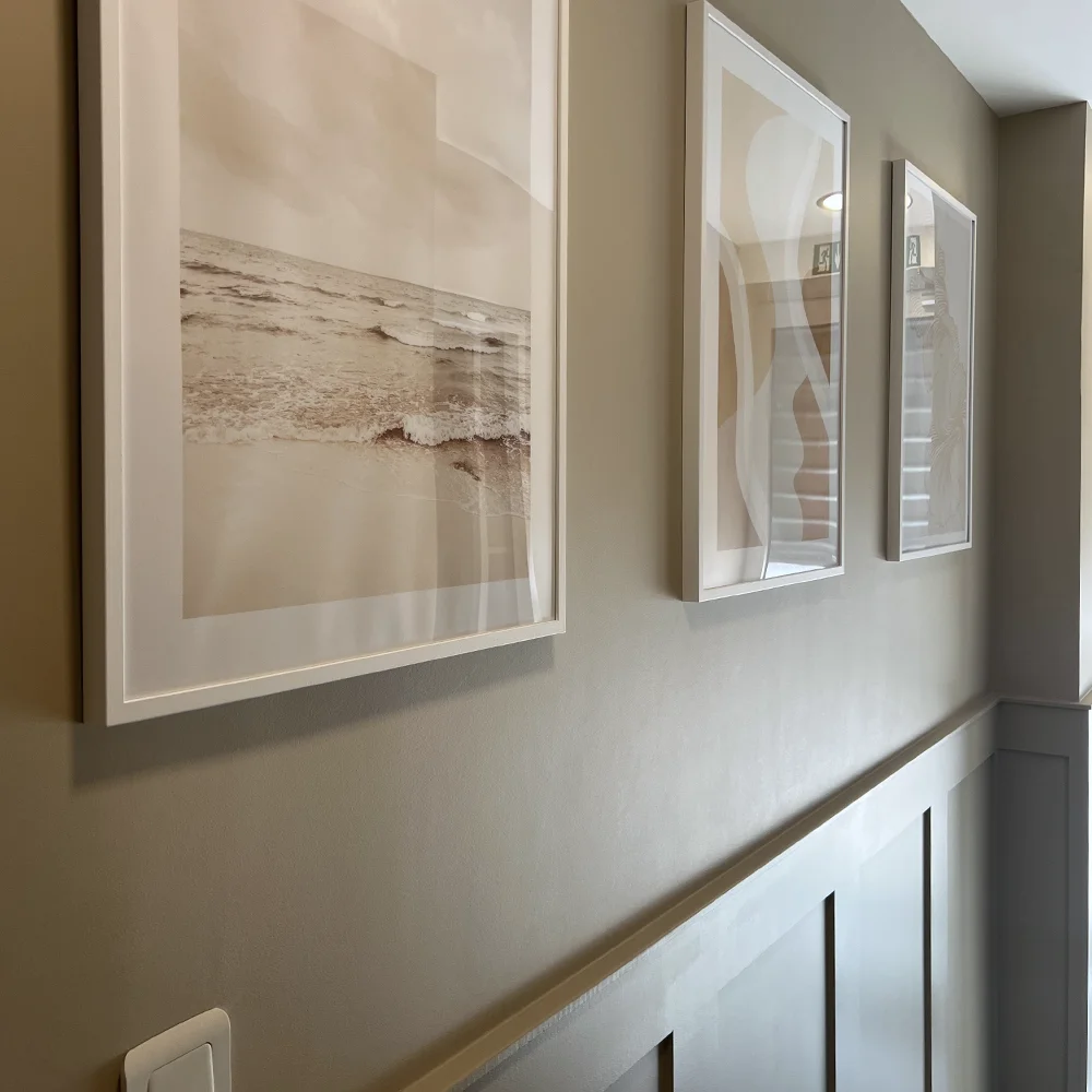 altmeyer-2024-realisations-peinture-5 Mur fini en peinture beige, orné de tableaux, réalisé par Jérémy Altmeyer dans le Var pour une touche élégante et moderne.